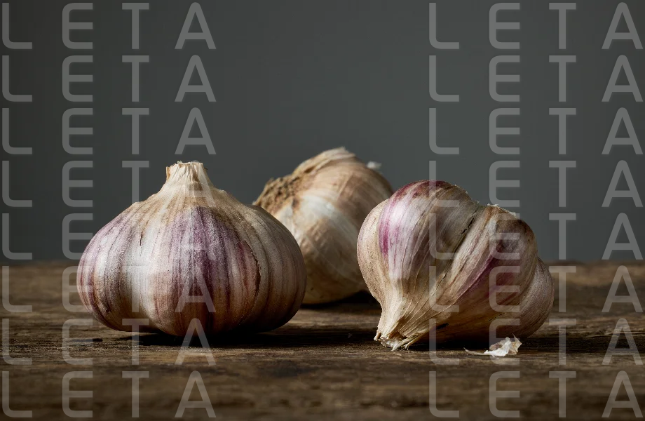 fresh raw garlic