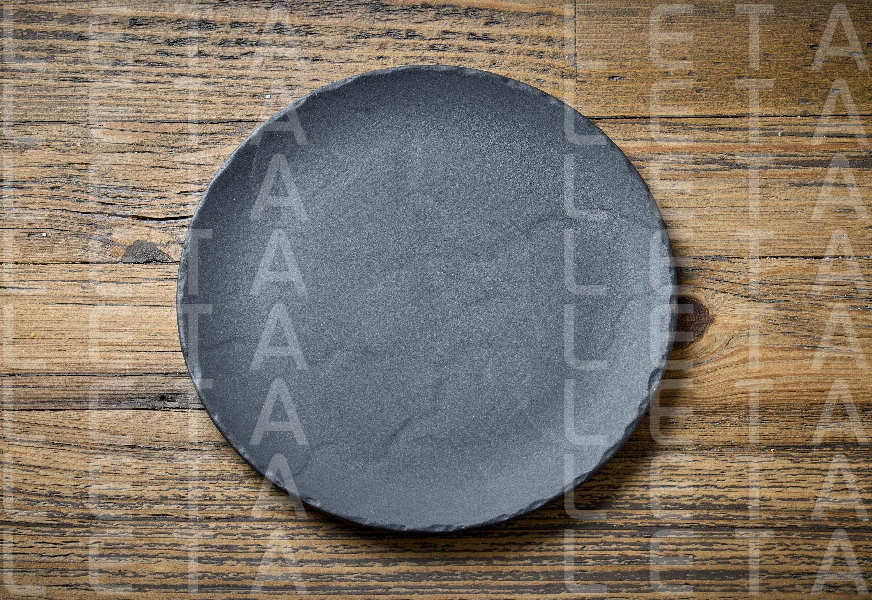 empty black plate